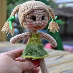 Куколка в зеленом платье